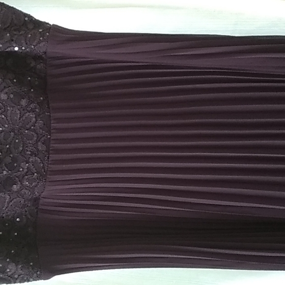 R&M Collections  Size 16. Maroon/Burgundy - Picture 4 of 10